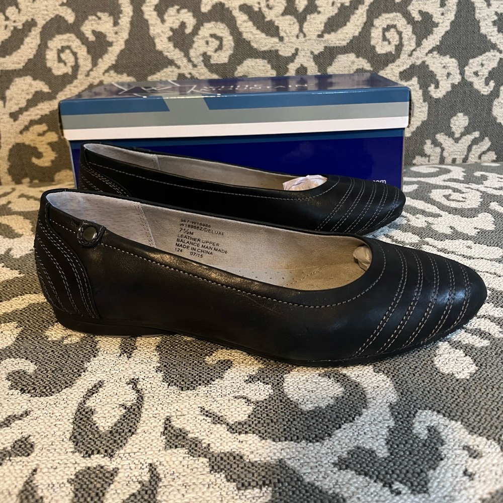 NEW in box Women’s White Mountain Black Flats